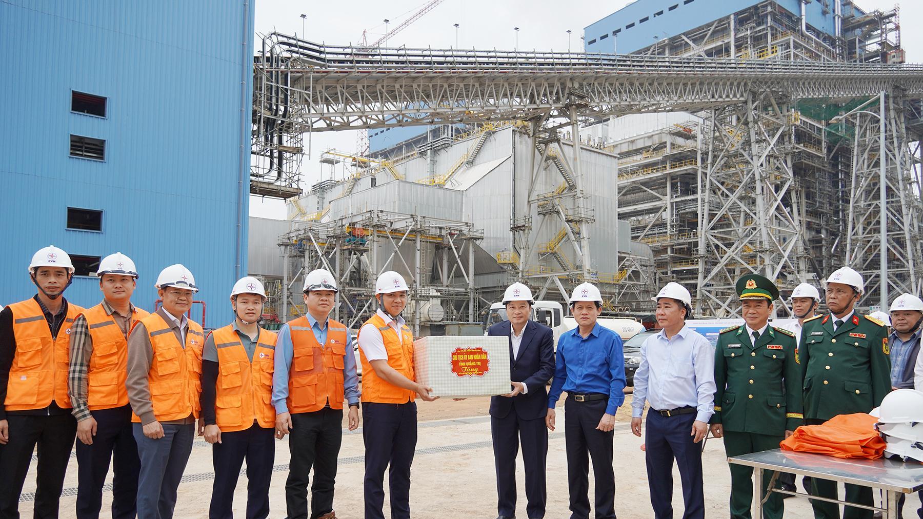 Chủ tịch UBND tỉnh kiểm tra các dự án tại Khu kinh tế Hòn La và chỉ đạo khắc phục hậu quả thiên tai tại xã Khe Sanh