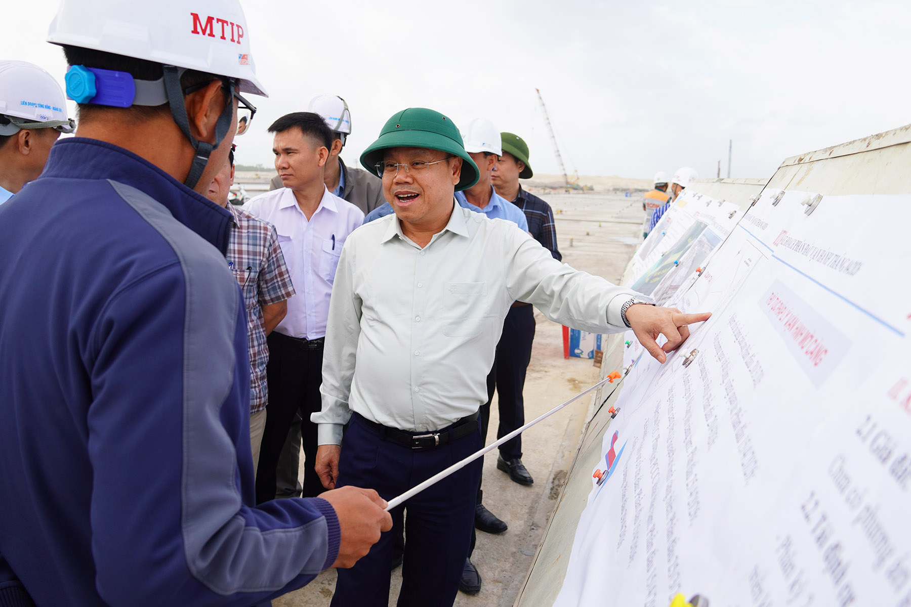 Phó Chủ tịch UBND tỉnh Lê Đức Tiến kiểm tra tình hình thực hiện Dự án Khu bến cảng Mỹ Thủy