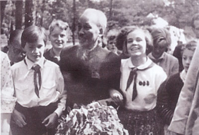 Hình ảnh Bác Hồ với các cháu thiếu nhi quốc tế