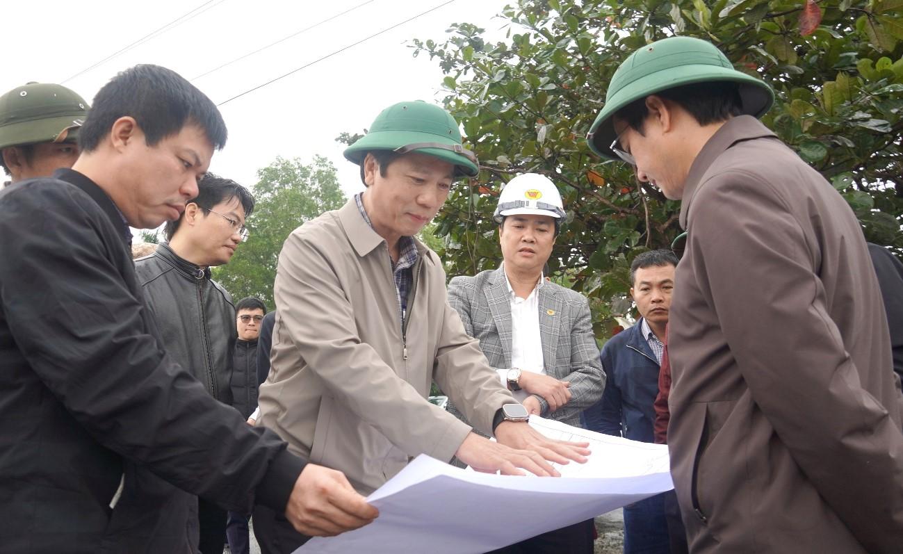 Phó Chủ tịch Thường trực UBND tỉnh Hoàng Nam kiểm tra dự án Quốc lộ 15D đoạn từ Cảng Mỹ Thủy đến cao tốc Cam Lộ - La Sơn